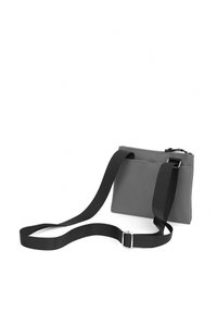 Šedá crossbody taška s elegantním designem, vybavená zipovým uzávěrem, černým nastavitelným popruhem a hladkou matnou texturou.