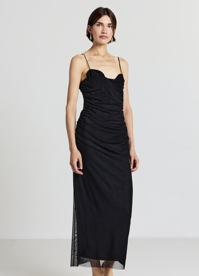 Schwarzes Maxikleid mit tailliertem Oberteil und geraffter Textur. Verfügt über dünne Spaghettiträger und einen Seitenschlitz, hergestellt aus leichtem Stoff.