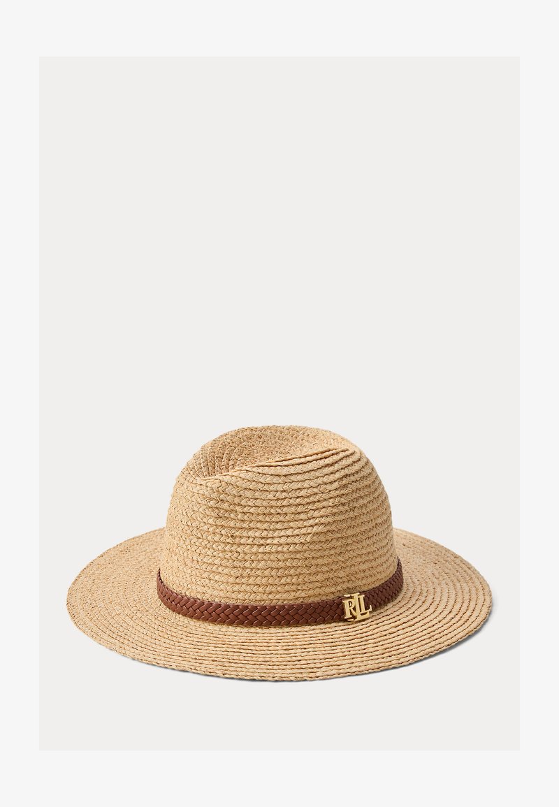 Ψάθινο καπέλο με φαρδύ γείσο, πλεκτή καφέ δερμάτινη ταινία και χρυσό σήμα RL στην πλευρά, τοποθετημένο σε απλό ανοιχτόφωτο φόντο.