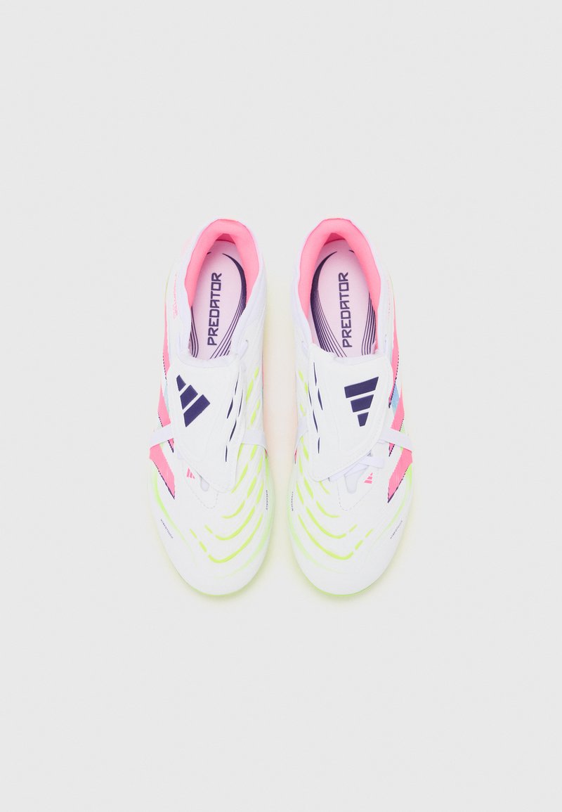 Zapatillas deportivas blancas con acentos en amarillo neón y rosa. Presentan rayas diagonales y una parte superior texturizada para mayor agarre; diseño de suela plana.