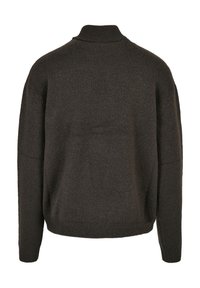 Mørkebrun sweater med høj krave, lange ærmer, løs pasform og struktureret strik. Enkel design uden synlige mønstre eller accenter.