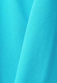 Tissu aquamarine avec une finition tissée texturée, présentant une surface lisse et de fines lignes diagonales.