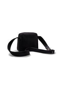 Czarna skórzana torba na ramię o kwadratowym kształcie, z gładką teksturą, regulowanym paskiem i minimalistycznym designem.