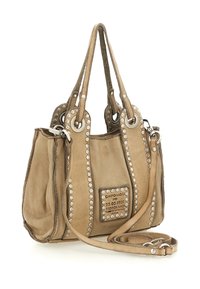 Borsa a mano in pelle beige con borchie d'argento, due manici corti e una tracolla rimovibile. Presenta una toppa decorativa sulla parte anteriore.