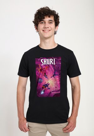 Czarna bawełniana koszulka z kolorowym nadrukiem w stylu komiksowym przedstawiającym postacie na różowym i fioletowym tle, z napisem "SHURI" u góry.
