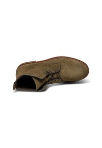 Stivale alla caviglia in suede verde con punta rotonda, design con lacci e cuciture a contrasto. Caratterizzato da una texture morbida e una suola a profilo basso.