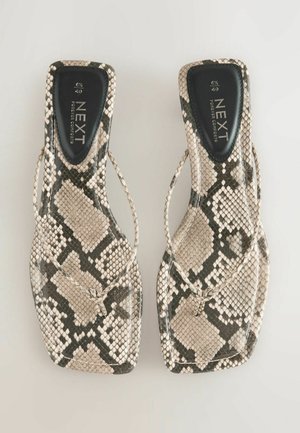 Flache Sandalen mit einem Schlangenmuster in Beige- und Grautönen, mit einem Zehensteg-Design und einer glatten schwarzen Innensohle, die mit "NEXT" beschriftet ist.