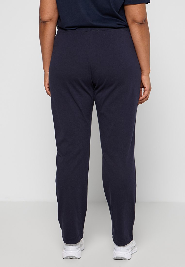 Pantalons à taille élastique bleu marine avec une coupe droite, fabriqués dans un tissu doux. La vue arrière montre des coutures minimales et pas de poches.