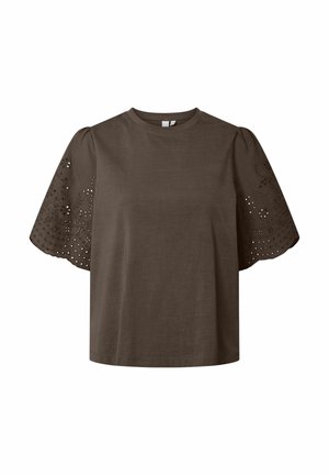 Top marrón de manga corta con diseño floral de encaje calado con borde ondulado en las mangas anchas y escote redondo.