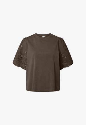 Top marrón de manga corta con diseño floral de encaje calado con borde ondulado en las mangas anchas y escote redondo.