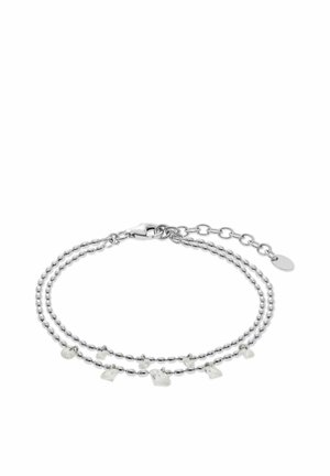 Bracelet double chaîne en argent avec petits pendentifs cœur en cristal et papillon, fermoir mousqueton et extension de chaîne réglable.