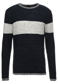 Pull bleu marine foncé avec une rayure horizontale gris clair, texture tricotée, manches longues et col rond côtelé avec bordure contrastante.