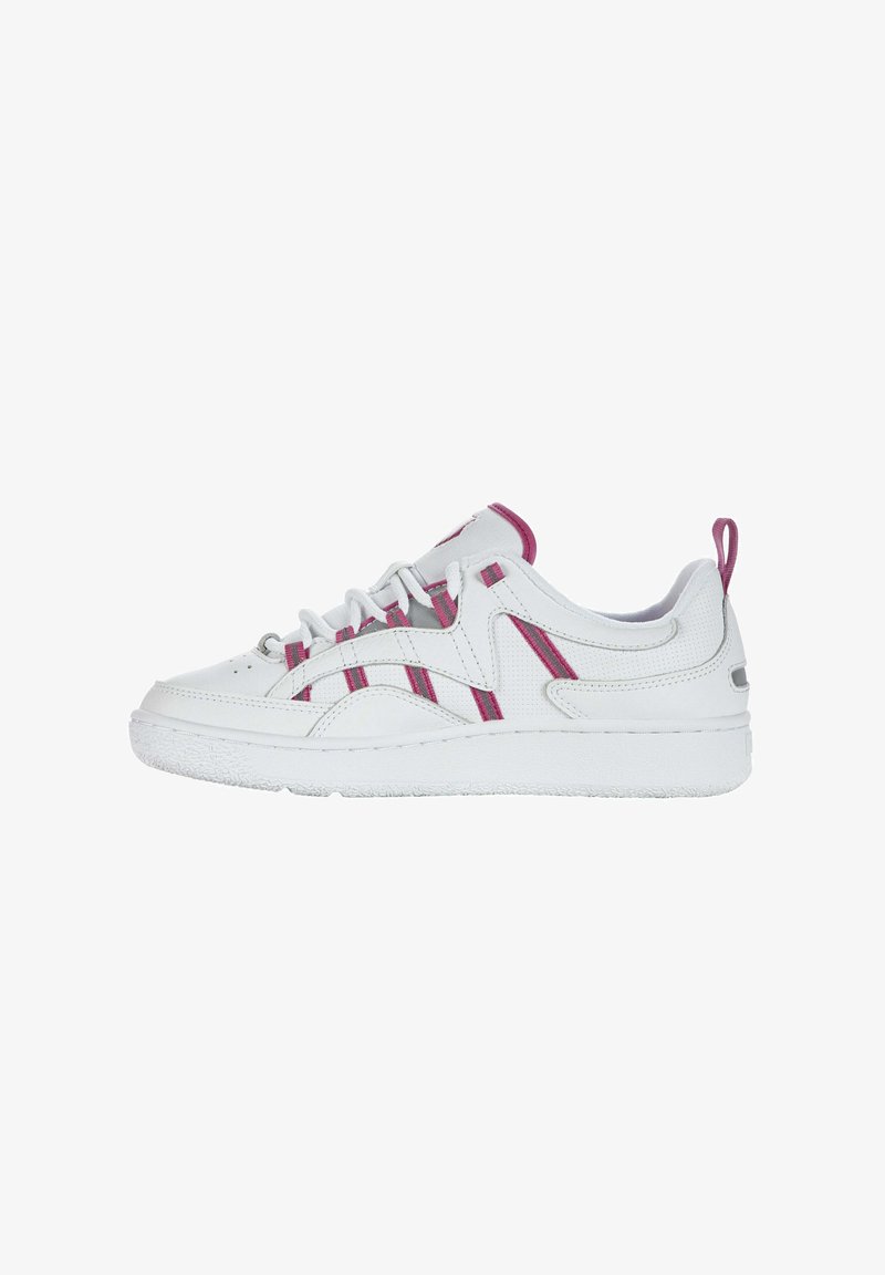 Zapatilla blanca con acentos rosas, que presenta un upper texturizado, punta redonda y suela de goma plana. Los cordones y un lazo en el talón completan el diseño.