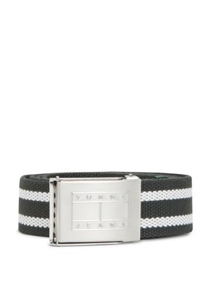 Ceinture en tissu à rayures noires et blanches avec une boucle rectangulaire argentée gravée de "TOMMY JEANS" et du contour du logo.