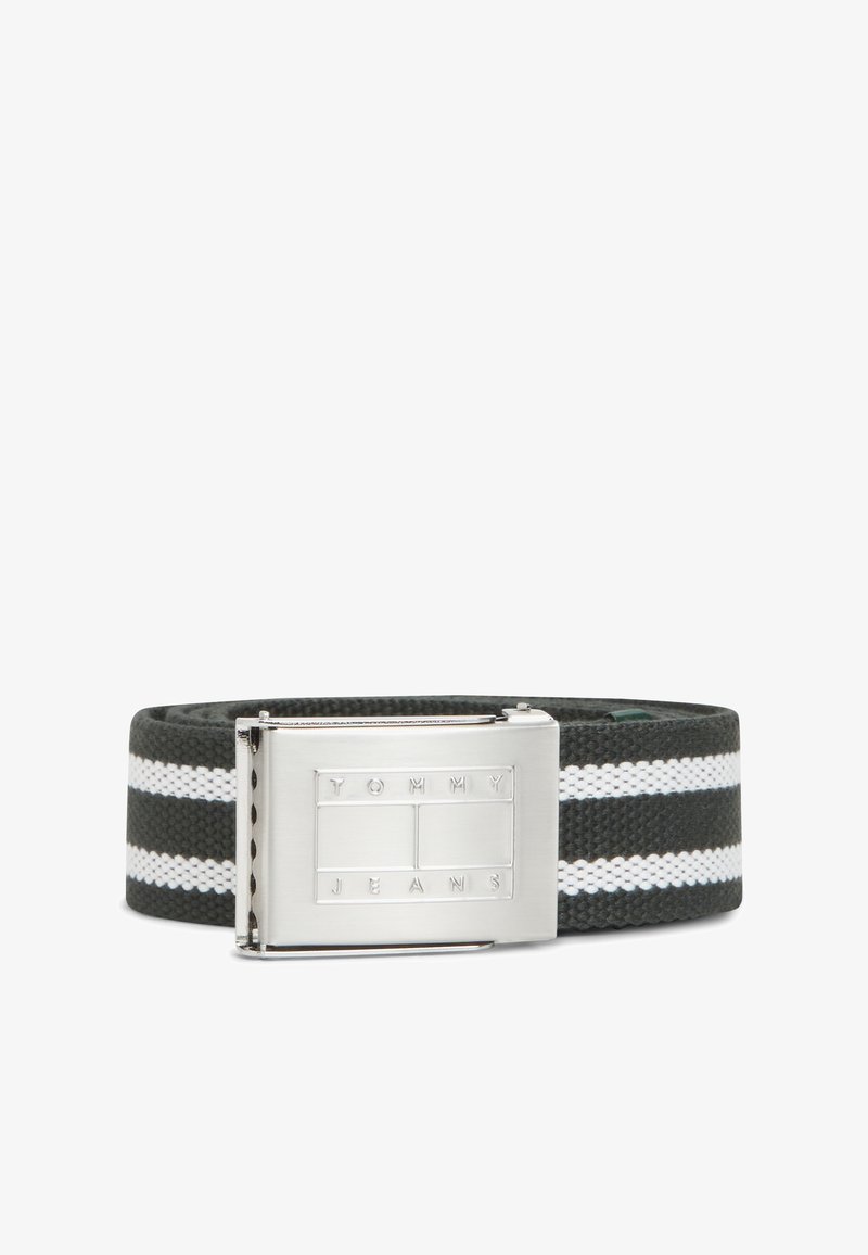 Ceinture en tissu à rayures noires et blanches avec une boucle rectangulaire argentée gravée de "TOMMY JEANS" et du contour du logo.