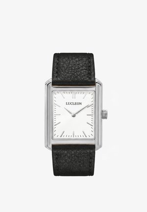 Rektangulært sølvur med hvit urskive, svarte timemarkører, svart teksturert lærrem og merkenavnet «LUCLEON» på urskiven.