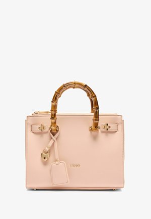 Sac en cuir rose avec des poignées en bambou, accents en métal doré et une petite étiquette suspendue avec un détail en forme de cadenas en cœur.