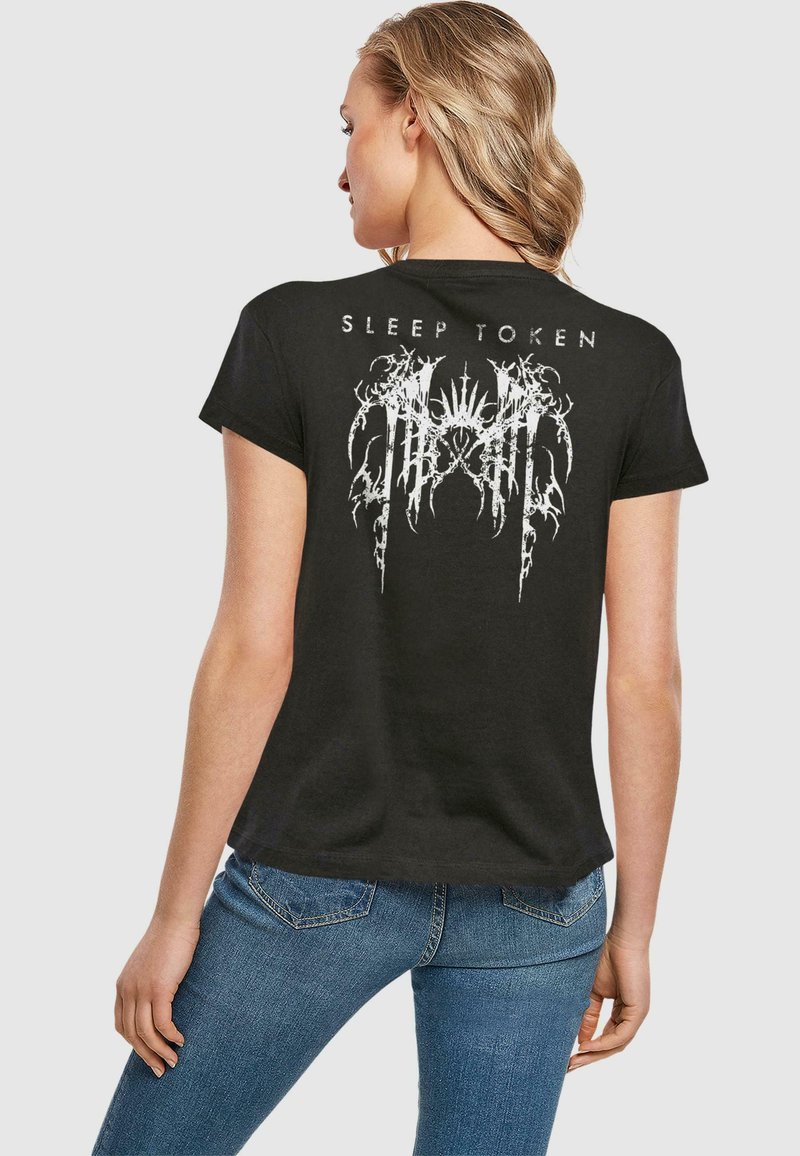 Tricou din bumbac negru, cu un design grafic alb pe spate, inclusiv textul "SLEEP TOKEN" și modele abstracte. Mâneci scurte și croială relaxată.