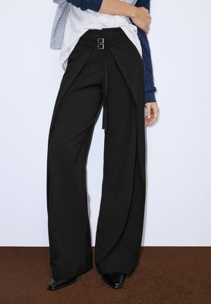 PULL&BEAR, HIGH-WAIST DARTED WITH BUCKLES - SMART TROUSERS - Pantalon classique - black