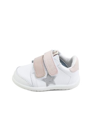 Zapato blanco para niño pequeño con tiras beige de velcro y una estrella plateada con purpurina en el lateral, cuello acolchado suave y suela de goma blanca.