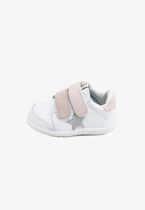 Zapato blanco para niño pequeño con tiras beige de velcro y una estrella plateada con purpurina en el lateral, cuello acolchado suave y suela de goma blanca.