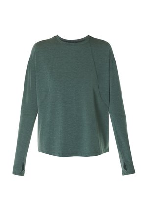 Langarm gemuteerde groene crewneck shirt met duimopen in de manchetten, met subtiele naaddetails langs de mouwen en schouders.