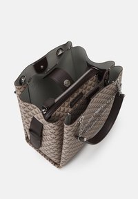 Czarna torebka w brązowy wzór z teksturowanym wykończeniem, o strukturalnym kształcie, z wieloma przegrodami i kieszenią zapinaną na zamek. Posiada skórzane akcenty.