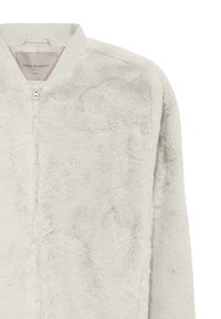 Faux fur jas in lichtgrijs met een zachte textuur, rits aan de voorkant en geribbelde kraag. Minimalistisch ontwerp zonder zichtbare patronen of accenten.