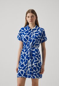 Kék és fehér rövid ujjú ingruha geometrikus mintával, gallérral, gombos záródással és derékra köthető övvel.
