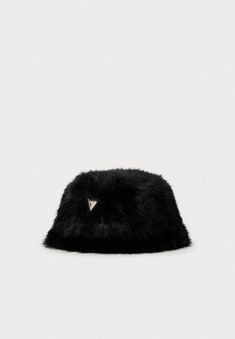 Fekete műszőrme vödörkalap, elől kis ezüst háromszög logóval, fehér háttér előtt.