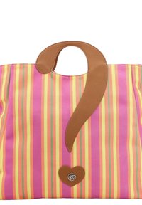 Borsa tote in tela con strisce rosa, gialle e verdi. Accenti in pelle marrone formano una forma di punto interrogativo nella parte superiore. Logo a forma di cuore nella parte inferiore.