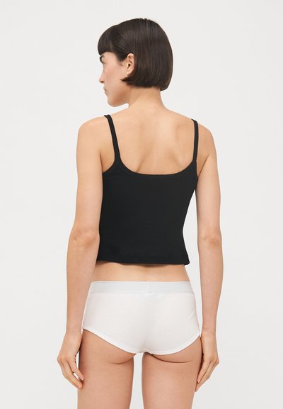 Zwarte katoenen tanktop met dunne bandjes, gecombineerd met witte katoenen shorts. Gladde textuur en aansluitend ontwerp, getoond vanuit de achterkant.