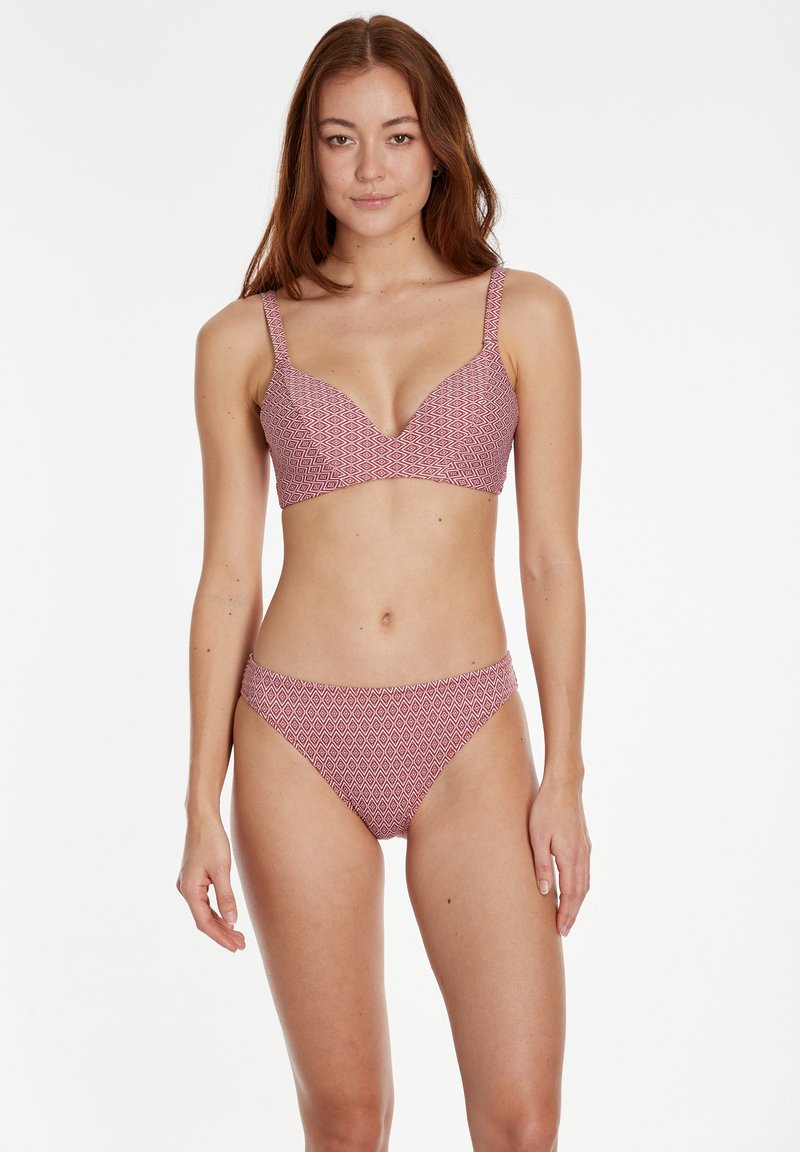 Krūšturis un bikini komplekts ar dimanta rakstu, kas satur dziļu V-veida kakla izgriezumu, biezas siksnas un atbilstošas apakšbikses. Krāsas ir galvenokārt bordo un baltas.