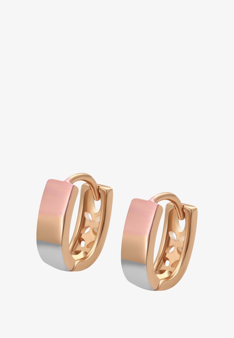 O pereche de cercei mici, tip hoop, cu nuanțe de aur roz și argint, având modele în formă de floare tăiate în interior.