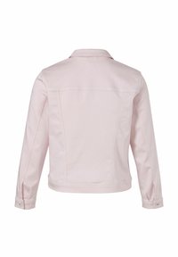 Lichtroze denim jasje met lange mouwen, achterpand en knoopsluitingen bij de manchetten. Het ontwerp heeft gestikte naden en een cropped pasvorm.