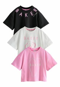 Kolme lyhythihasta t-paitaa: musta vaaleanpunaisella tekstillä, valkoinen vaaleanpunaisella logolla ja vaaleanpunainen sydänkuviolla. Kaikki pehmeää puuvillamateriaalia.