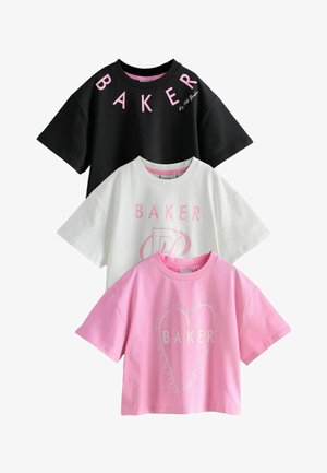 Tri kratke majice s kratkimi rokavi: črna z rožnatim napisom, bela z rožnatim logotipom in rožnata z grafiko srca. Vse so izdelane iz mehkega bombažnega materiala.