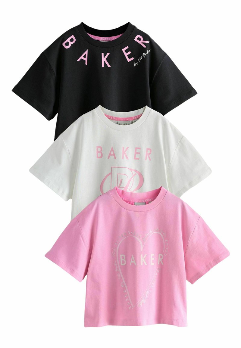 Kolme lyhythihasta t-paitaa: musta vaaleanpunaisella tekstillä, valkoinen vaaleanpunaisella logolla ja vaaleanpunainen sydänkuviolla. Kaikki pehmeää puuvillamateriaalia.