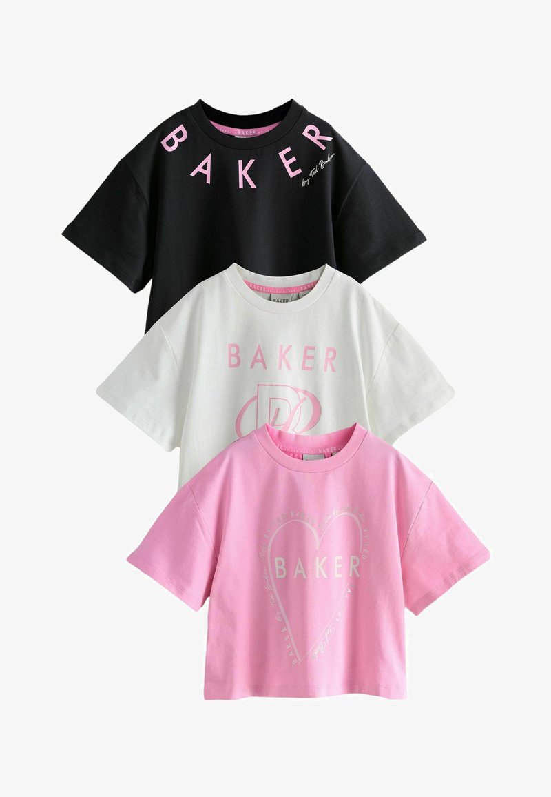 Kolme lyhythihasta t-paitaa: musta vaaleanpunaisella tekstillä, valkoinen vaaleanpunaisella logolla ja vaaleanpunainen sydänkuviolla. Kaikki pehmeää puuvillamateriaalia.