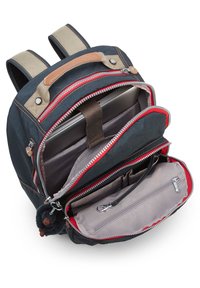 Zaino in tessuto blu navy con dettagli in pelle beige, numerosi scomparti con zip, rifinitura in zip rossa e una tasca interna per laptop.
