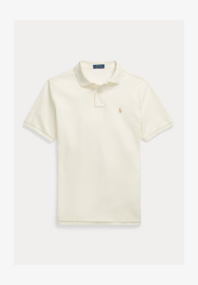 Πόλο μπλούζα από βαμβακερό ύφασμα εκρού, με κλασικό γιακά, κοντά μανίκια και μικρό κεντημένο λογότυπο στο αριστερό στήθος.