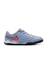 Baskets de sport Nike en bleu clair avec un dessus texturé, semelle extérieure en caoutchouc noir et accent en swoosh orange. Présente un design à lacets et un bout arrondi.
