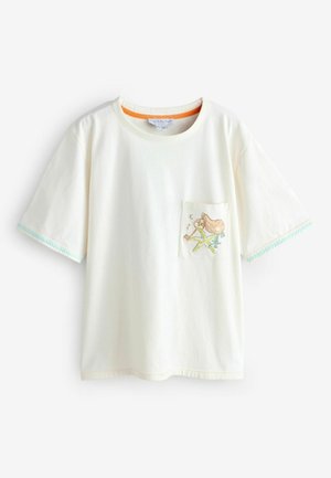 Weißes Baumwoll-T-Shirt mit kurzen Ärmeln, mit einer Pocket-Illustration eines Charakters und blauen Akzentnähten an den Ärmeln.