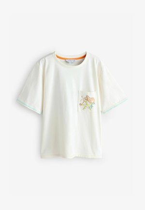 Witte katoenen t-shirt met korte mouwen, voorzien van een zakillustratie van een karakter en blauwe accentstiksels op de mouwen.
