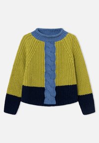 Strikket sweater med rund blå halsudskæring, tyk kabelstrikdetalje i midten og farveblokdesign med grønne og marineblå sektioner.