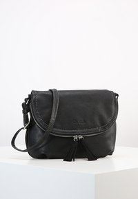 Bolso cruzado de cuero negro con una solapa curvada, cierre de cremallera y adornos de borlas. Presenta una correa ajustable y una superficie texturizada.