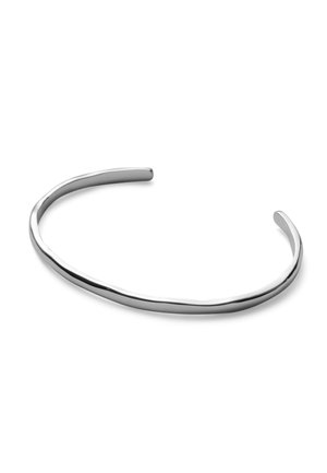 Brățară deschisă subțire din argint cu o suprafață netedă, ușor neregulată, afișată pe un fundal alb.
