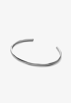 Brățară deschisă subțire din argint cu o suprafață netedă, ușor neregulată, afișată pe un fundal alb.