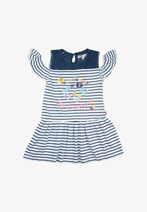 Robe rayée en marine et blanc avec des détails en dentelle sur les épaules, un col rond et un motif graphique coloré sur le thème de l'été à l'avant.