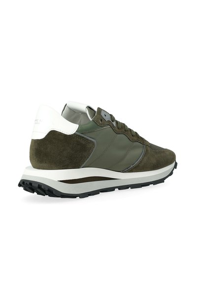 Sneaker verde oliva e bianco con pannelli in suede e tessuto, lacci e una spessa suola bianca con battistrada nero.